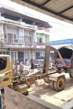 Dari Jalan Tergenang ke Bengkel Perbaikan, Polisi gunakan towing Evakuasi Mobil Warga Pascabanjir