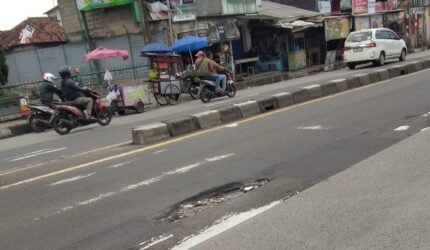 Jalan Kemang–Parung Berlubang Parah, Ancaman Nyata Keselamatan Pengguna Jalan - Teropong Rakyat