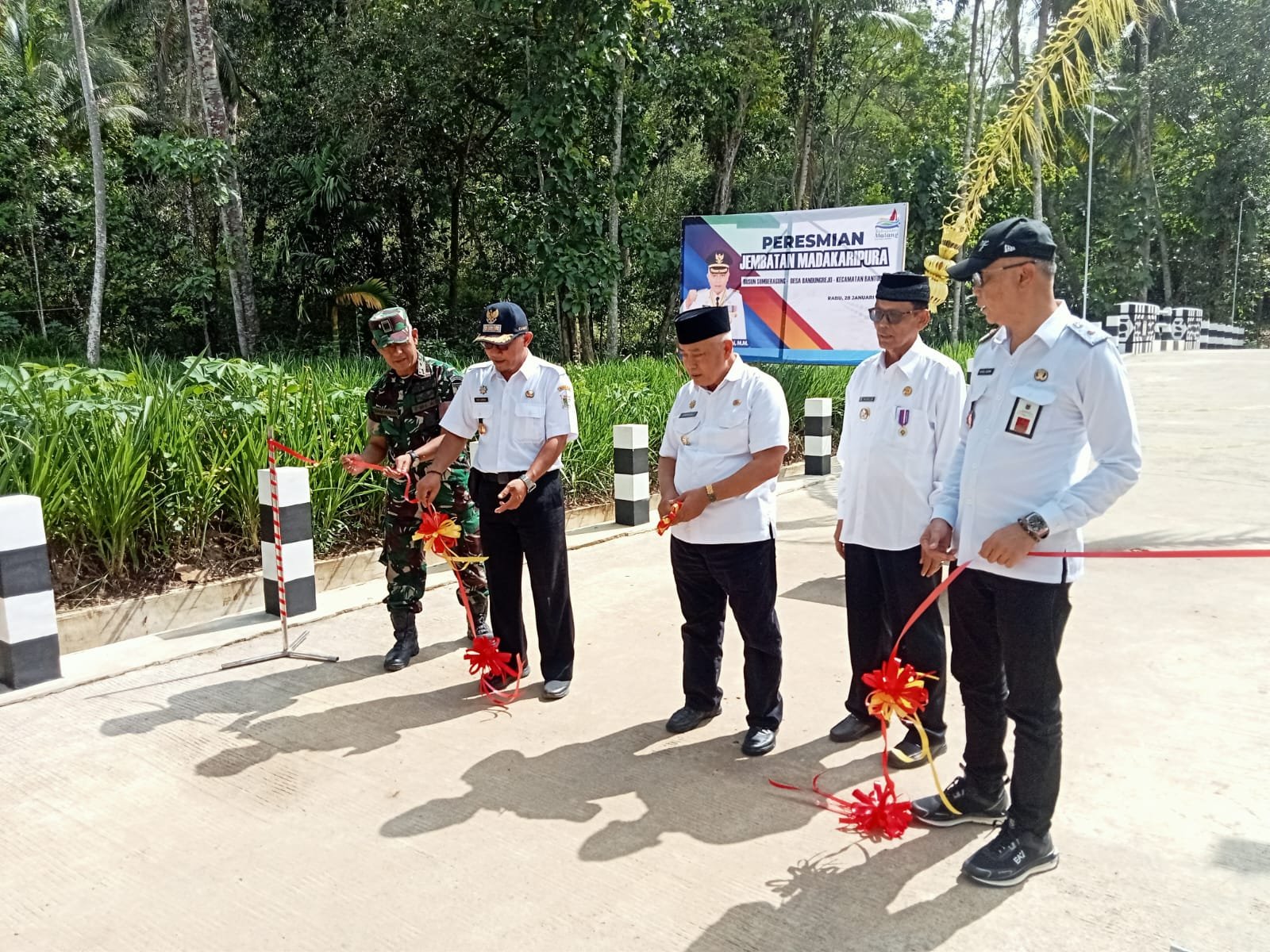 Bupati Malang Resmikan Jembatan Madakaripura, Akses Warga Bandungrejo Kian Lancar