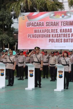 Upacara Sertijab Pejabat Utama Polres Batu, Kapolres Tekankan Profesionalisme dan Peningkatan Kinerja