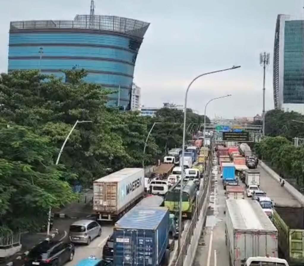 Portal Berita Indonesia dan Dunia Terkini Hari Ini, Update Harian Terbaru, Terlengkap, Tajam, Aktual dan Berimbang. Kemacetan Panjang Terjadi di Jalan Yos Sudarso, Tanjung Priok - Teropong Rakyat
