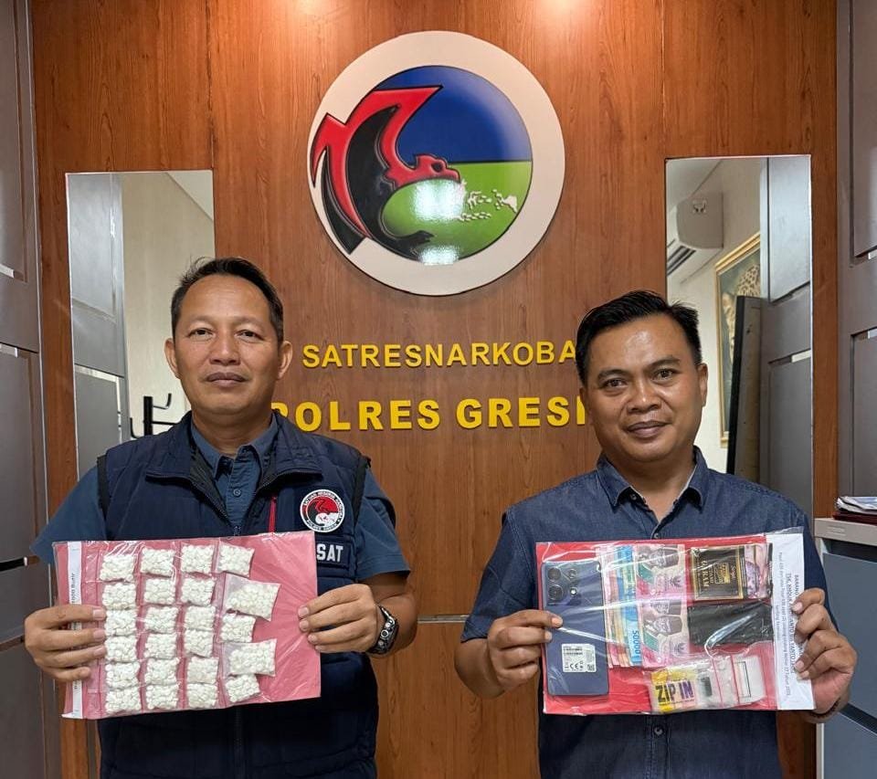 Portal Berita Indonesia dan Dunia Terkini Hari Ini, Update Harian Terbaru, Terlengkap, Tajam, Aktual dan Berimbang. Polres Gresik Amankan Tersangka Pengedar Ribuan Pil Koplo di Tlogopojok - Teropong Rakyat