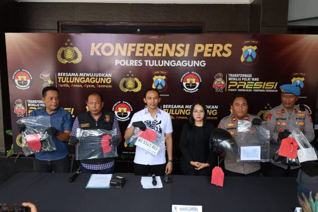 Portal Berita Indonesia dan Dunia Terkini Hari Ini, Update Harian Terbaru, Terlengkap, Tajam, Aktual dan Berimbang. Polres Tulungagung Amankan 2 Tersangka Jambret di Dua TKP - Teropong Rakyat
