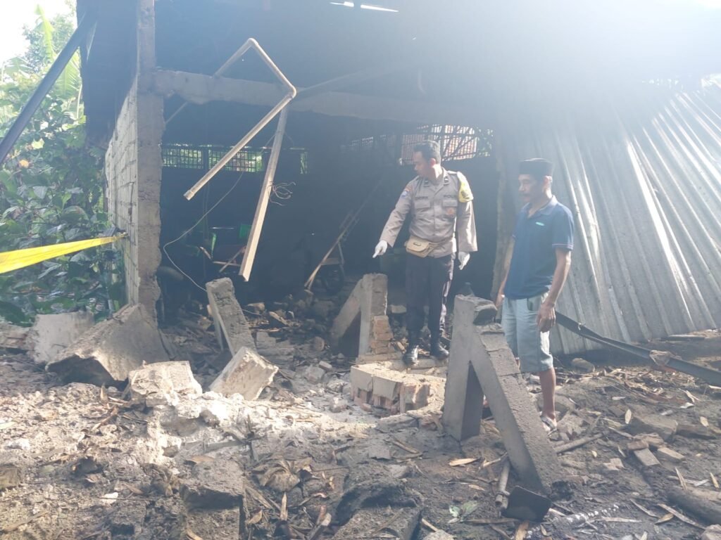 Polisi Lakukan Olah TKP Ledakan Pabrik Tahu di Pakisaji Malang, Satu Pekerja Meninggal Dunia - Teropong Rakyat