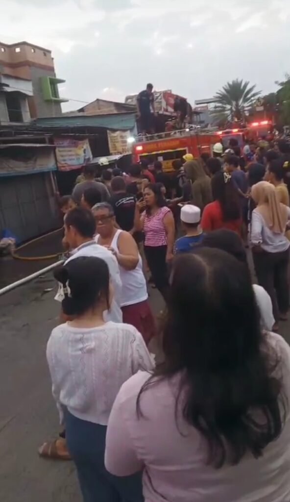 Portal Berita Indonesia dan Dunia Terkini Hari Ini, Update Harian Terbaru, Terlengkap, Tajam, Aktual dan Berimbang. Rumah Di Papanggo Jakarta Utara Dilalap Api, Tidak Ada Korban Jiwa - Teropong Rakyat