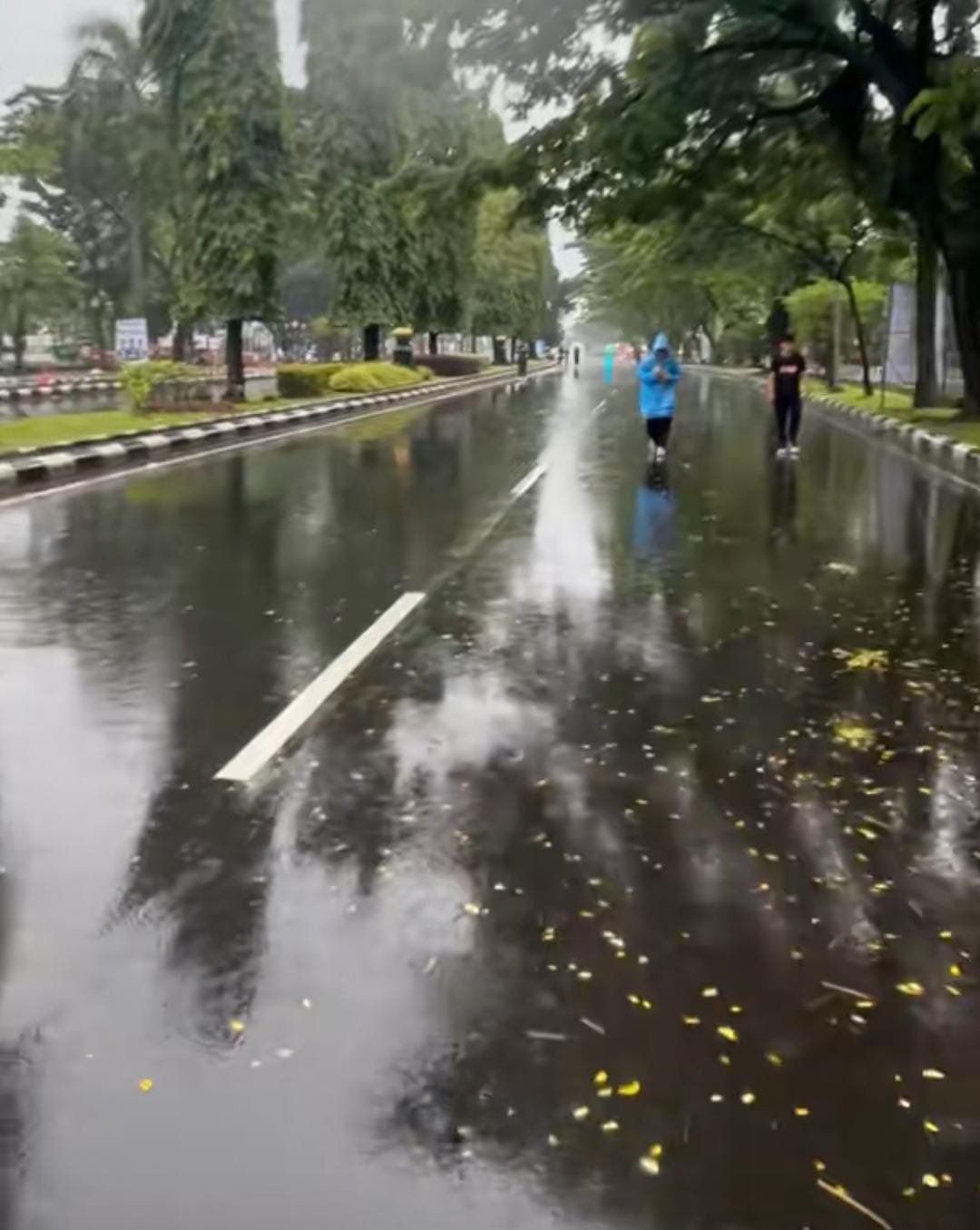 Hujan Bikin CFD Cibinong Lesu, Tapi Warga Tetap Memaksa Olahraga