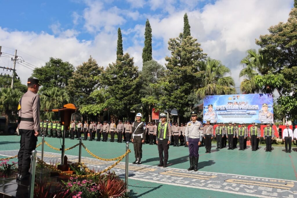 Wakapolres Batu Pimpin Apel Gelar Pasukan Operasi Keselamatan Semeru 2026 untuk Wujudkan Kamseltibcarlantas Aman dan Selamat - Teropong Rakyat