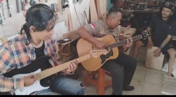 Indra Sosok Pengamen Jalanan Putra Daerah Kota Batu Pembuat Gitar Akustik, Harapkan Bantuan Pemerintah