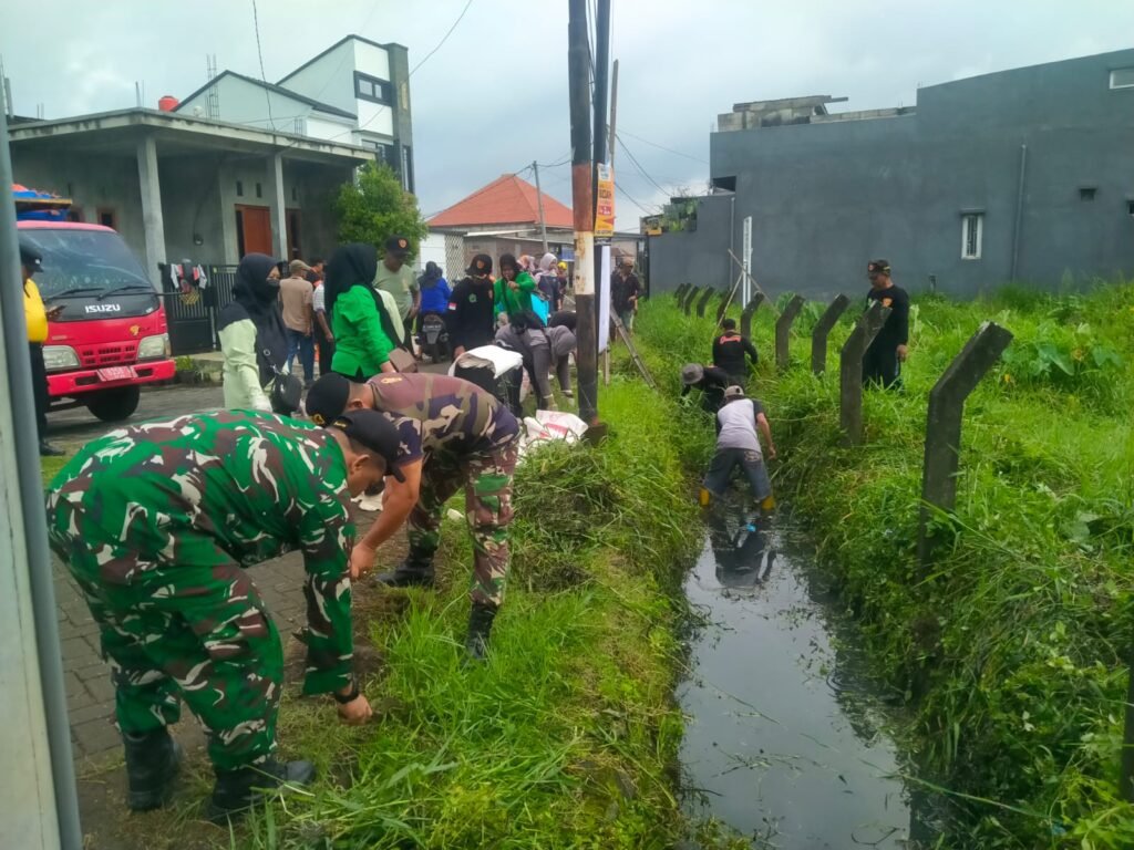Portal Berita Indonesia dan Dunia Terkini Hari Ini, Update Harian Terbaru, Terlengkap, Tajam, Aktual dan Berimbang. Peduli Lingkungan, Koramil Sukun Bersama Warga Gelar Karya Bhakti dan Penanaman Pohon - Teropong Rakyat