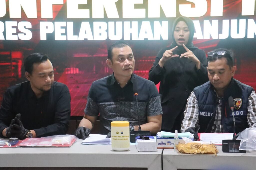 Portal Berita Indonesia dan Dunia Terkini Hari Ini, Update Harian Terbaru, Terlengkap, Tajam, Aktual dan Berimbang. Polres Pelabuhan Tanjungperak Ungkap Peredaran Narkoba Amankan Residivis Pengedar - Teropong Rakyat