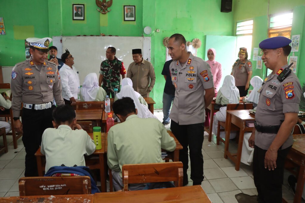 Portal Berita Indonesia dan Dunia Terkini Hari Ini, Update Harian Terbaru, Terlengkap, Tajam, Aktual dan Berimbang. SPPG Polres Pasuruan Kota Layani 1.635 Penerima Manfaat MBG di 11 Sekolah - Teropong Rakyat