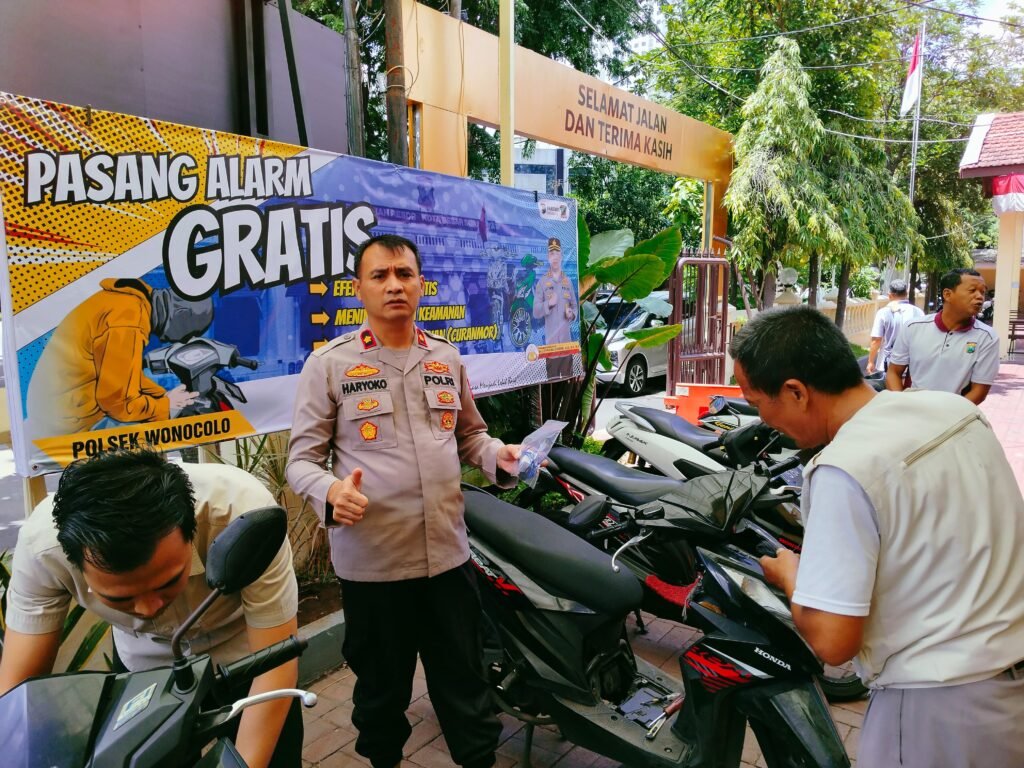 Portal Berita Indonesia dan Dunia Terkini Hari Ini, Update Harian Terbaru, Terlengkap, Tajam, Aktual dan Berimbang. Pasang Alarm Gratis di Polsek Wonocolo Sepuluh Pendaftar Pertama Diberi Bonus Buah Durian - Teropong Rakyat