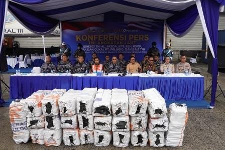 IPC Terminal Petikemas Dukung TNI AL Gagalkan Pengiriman Arang Bakau Ilegal di Pelabuhan Tanjung Priok - Teropong Rakyat
