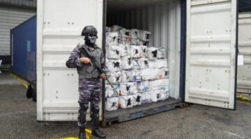 IPC Terminal Petikemas Dukung TNI AL Gagalkan Pengiriman Arang Bakau Ilegal di Pelabuhan Tanjung Priok