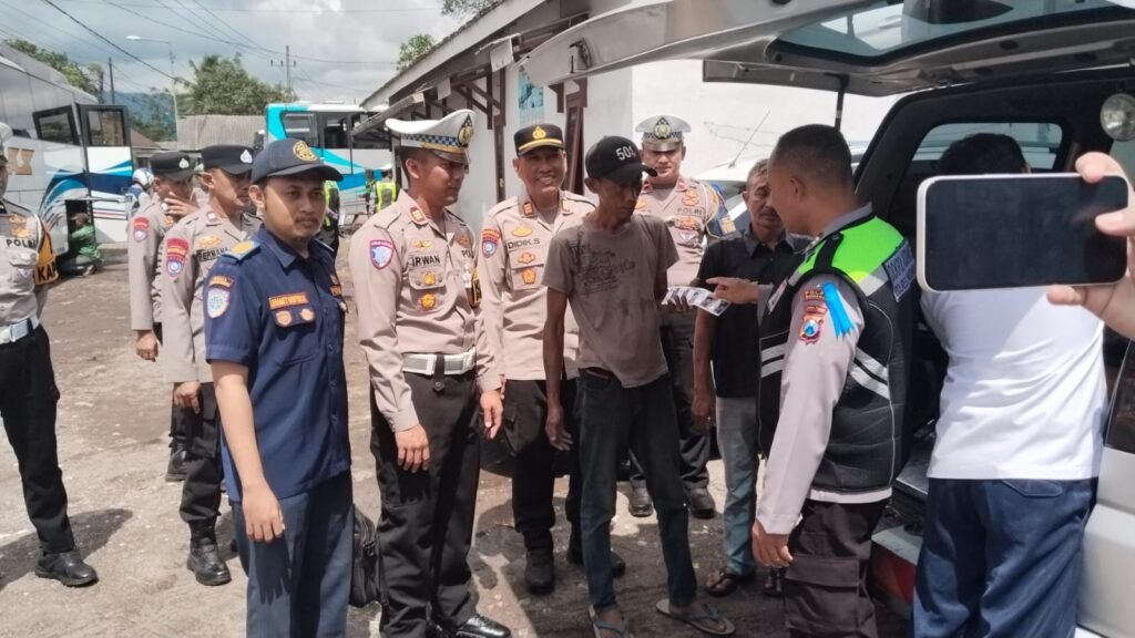 Portal Berita Indonesia dan Dunia Terkini Hari Ini, Update Harian Terbaru, Terlengkap, Tajam, Aktual dan Berimbang. Polres Bondowoso Periksa Kesehatan Sopir Angkutan Umum di Hari Pertama Ops Keselamatan Semeru - Teropong Rakyat