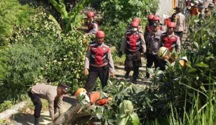 Tanggap Bencana, Polres Tuban Tangani Dampak Angin Puting Beliung - Teropong Rakyat