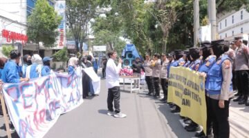 Polres Lamongan Berikan Pelayanan Humanis, Aksi Unjuk Rasa PC PMII di DPRD Kondusif