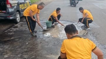 Operasi Keselamatan Semeru 2026 Polresta Sidoarjo Tambal Jalan Berlubang