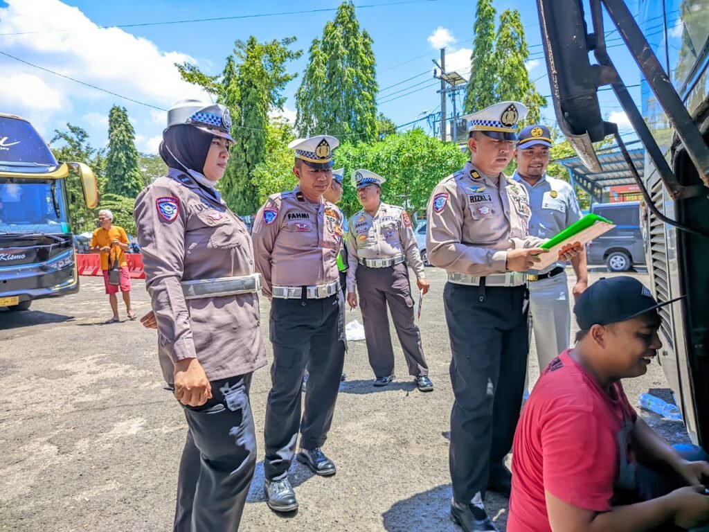 Operasi Keselamatan Semeru 2026 Ditlantas Polda Jatim Gelar Ramp Chek Angkutan Umum - Teropong Rakyat
