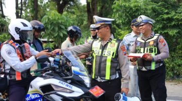 Polres Gresik Gencarkan Edukasi Keselamatan, Pengguna Jalan Tertib Dapat Cokelat