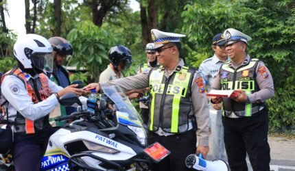 Polres Gresik Gencarkan Edukasi Keselamatan, Pengguna Jalan Tertib Dapat Cokelat - Teropong Rakyat