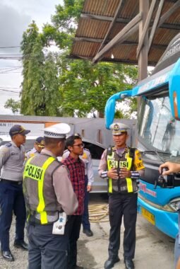 Untuk Keselamatan, Polres Lamongan Ramp Check Bus Pariwisata Jelang Harlah NU