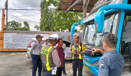 Untuk Keselamatan, Polres Lamongan Ramp Check Bus Pariwisata Jelang Harlah NU - Teropong Rakyat