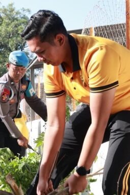 Polda Jatim Gelar Kerja Bakti Serentak Laksanakan Program Gerakan Indonesia Asri