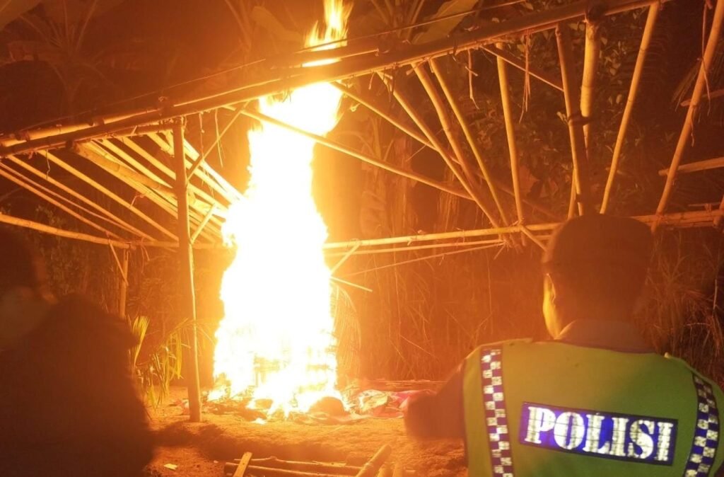 Polisi Bongkar Arena Sabung Ayam di Malang Selatan - Teropong Rakyat
