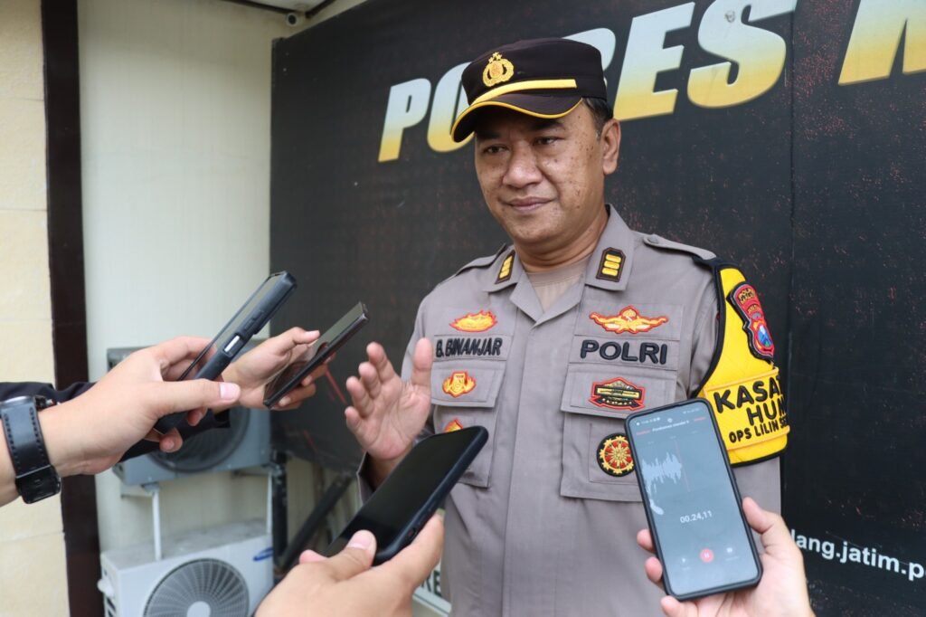 Portal Berita Indonesia dan Dunia Terkini Hari Ini, Update Harian Terbaru, Terlengkap, Tajam, Aktual dan Berimbang. Sempat Buron, Pelaku Tipu Uang Rp500 Juta Modus Emas Diringkus Polres Malang - Teropong Rakyat