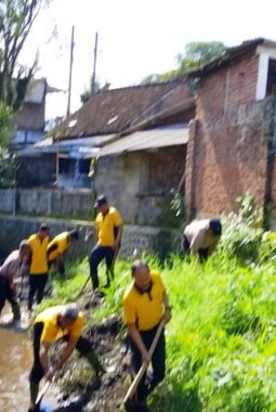 Polisi di Malang Bersih-bersih Sungai, Dukung Gerakan Indonesia Asri