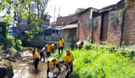 Polisi di Malang Bersih-bersih Sungai, Dukung Gerakan Indonesia Asri - Teropong Rakyat