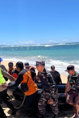 Polisi Bersama SAR Terus Lanjutkan Pencarian Korban di Pantai Balekambang