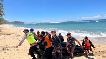 Polisi Bersama SAR Terus Lanjutkan Pencarian Korban di Pantai Balekambang