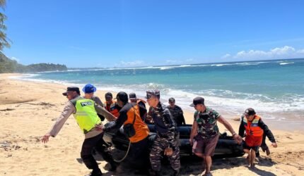Polisi Bersama SAR Terus Lanjutkan Pencarian Korban di Pantai Balekambang - Teropong Rakyat