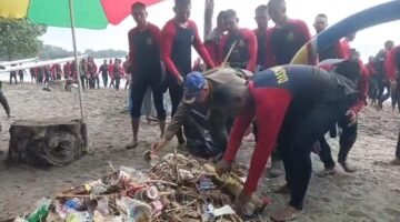 Pusdik Brimob Gelar Aksi Bersih Pantai Pasir Putih Situbondo, Tindak Lanjuti Arahan Presiden RI