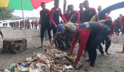 Pusdik Brimob Gelar Aksi Bersih Pantai Pasir Putih Situbondo, Tindak Lanjuti Arahan Presiden RI - Teropong Rakyat