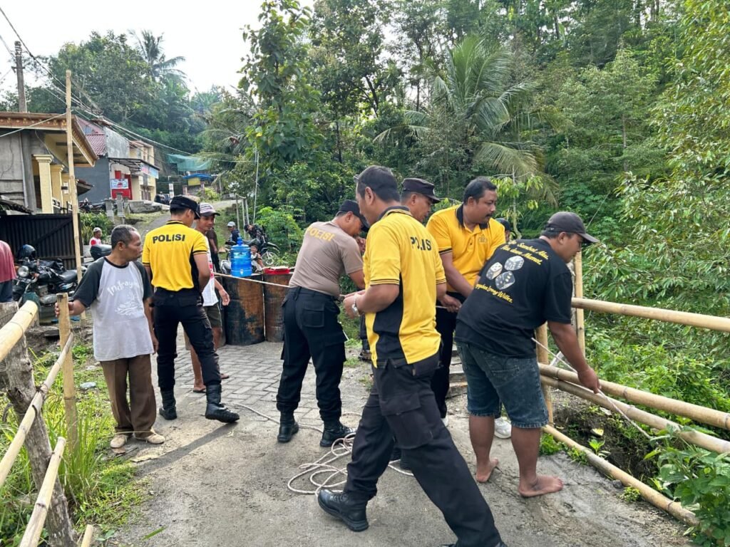 Polres Ponorogo Perbaiki Jembatan Darurat, Akses Dua Desa di Ngebel Kembali Normal - Teropong Rakyat