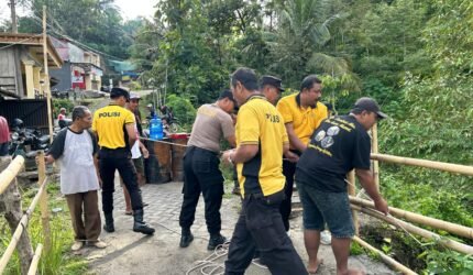 Polres Ponorogo Perbaiki Jembatan Darurat, Akses Dua Desa di Ngebel Kembali Normal - Teropong Rakyat