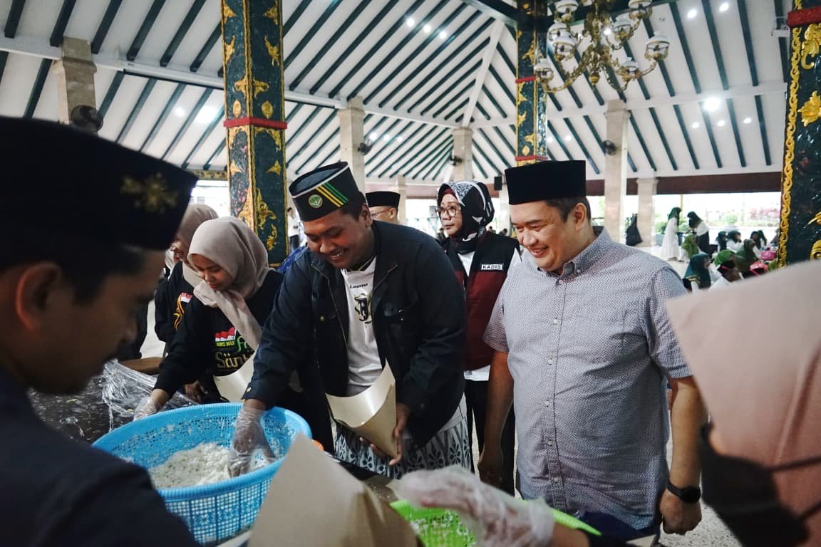 Pastikan Pelayanan 30 Ribu Porsi Bagi Peserta Mujahadah Kubro, Wabup Malang dan Sekda Kab. Malang Kunjungi Cek Pelaksanaan Dapur Umum Harlah 1 Abad NU di Halaman Pendopo Agung*