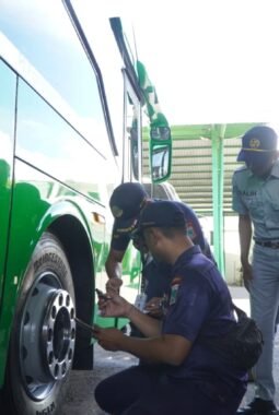 Cegah Bus Tak Layak Jalan, Polres Malang Gelar Rampcheck dan Tes Urine