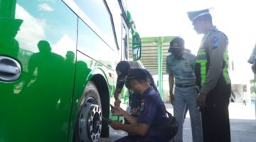 Cegah Bus Tak Layak Jalan, Polres Malang Gelar Rampcheck dan Tes Urine