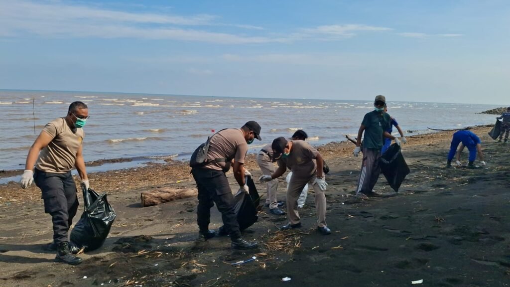 Portal Berita Indonesia dan Dunia Terkini Hari Ini, Update Harian Terbaru, Terlengkap, Tajam, Aktual dan Berimbang. Gerakan Indonesia Asri : Polres Probolinggo Bersama Warga Percantik Destinasi Wisata Pantai - Teropong Rakyat