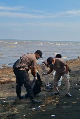 Gerakan Indonesia Asri : Polres Probolinggo Bersama Warga Percantik Destinasi Wisata Pantai