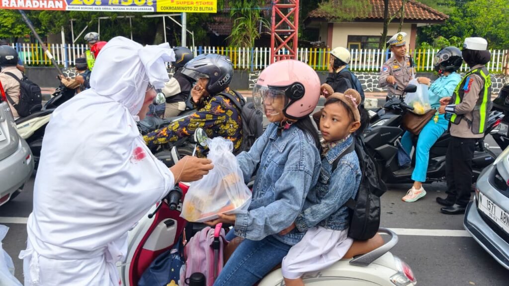 Portal Berita Indonesia dan Dunia Terkini Hari Ini, Update Harian Terbaru, Terlengkap, Tajam, Aktual dan Berimbang. Polres Blitar Kota Edukasi Pengguna Jalan di Operasi Keselamatan Semeru Dengan Berbagi Sayur - Teropong Rakyat