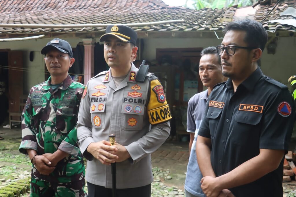 Polres Pacitan Salurkan Bantuan untuk Korban Gempa - Teropong Rakyat