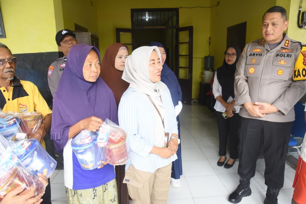 Polri Peduli : Polres Bondowoso Salurkan Bantuan dan Kunjungi Panti Jompo - Teropong Rakyat
