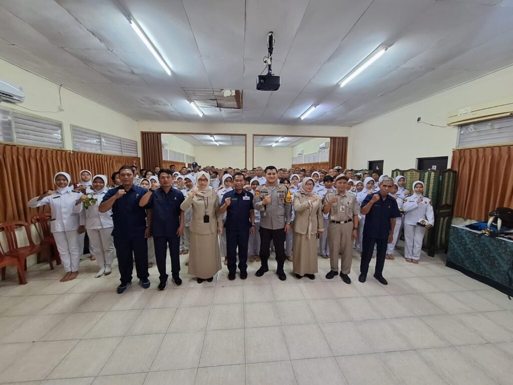 Portal Berita Indonesia dan Dunia Terkini Hari Ini, Update Harian Terbaru, Terlengkap, Tajam, Aktual dan Berimbang. Polsek Kelapa Gading Gelar Police Goes To School di SMK Jakarta Raya, Tekankan Pencegahan Kekerasan dan Disiplin Pelajar - Teropong Rakyat