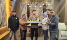 Hari Pers Nasional ke-80, Kapolsek Kelapa Gading Beri Sambutan dan Nasi Tumpeng kepada Awak Media