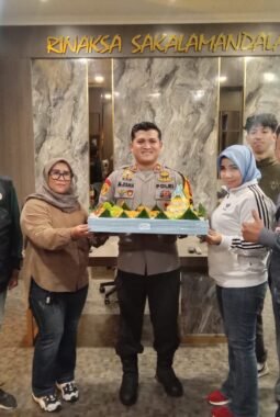 Hari Pers Nasional ke-80, Kapolsek Kelapa Gading Beri Sambutan dan Nasi Tumpeng kepada Awak Media
